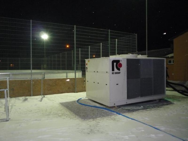 Strzegowo - Dostawa nowego agregatu chłodniczego dla potrzeb lodowiska sezonowego