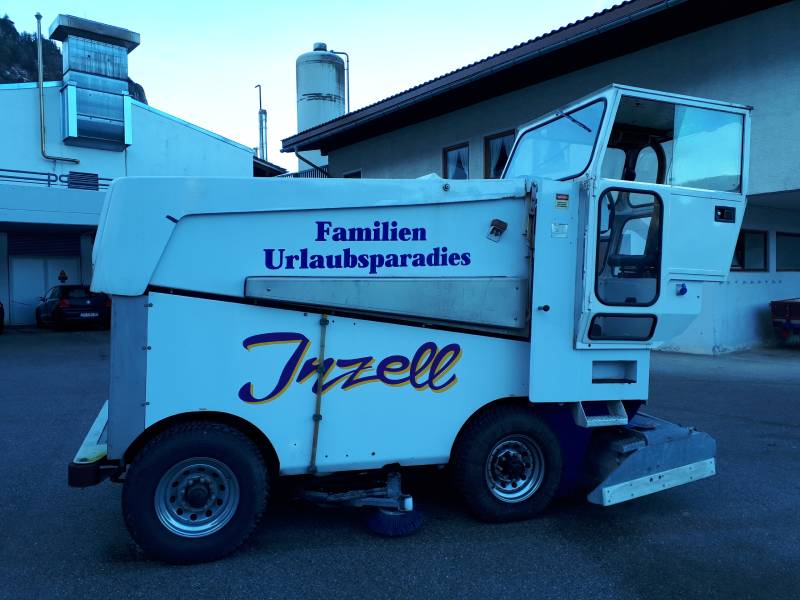 Rosja - sprzedaż używanej rolby Zamboni 700